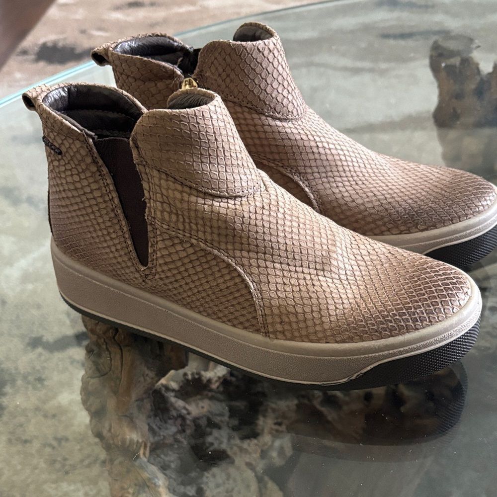 Igo&Co Women's Tan Snake Print High-Top Sneakers